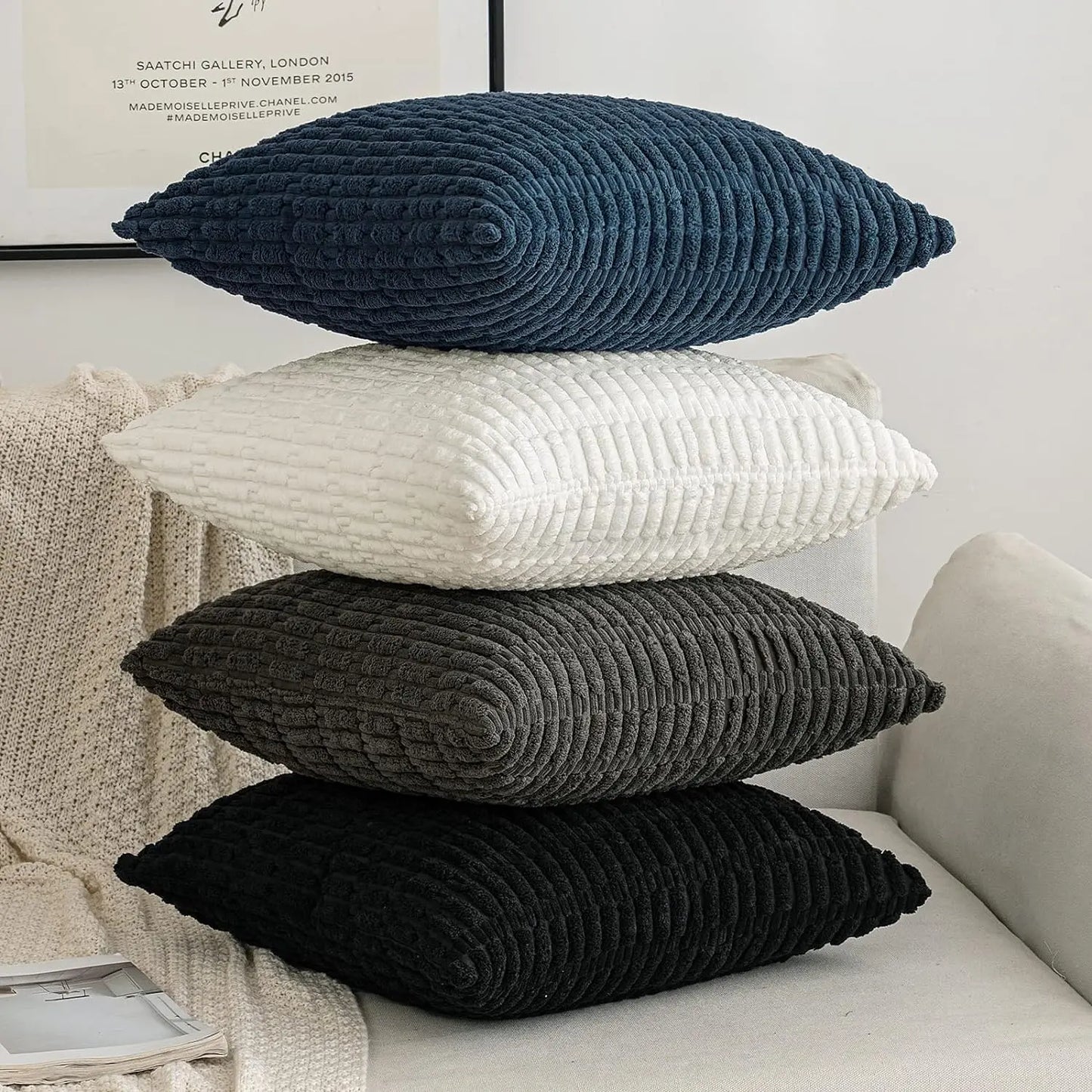 غطاء وسادة DecorBites™‎ من قماش مخملي مخطط أسود مقاس 18×18 بوصة، غطاء وسادة مربع أبيض