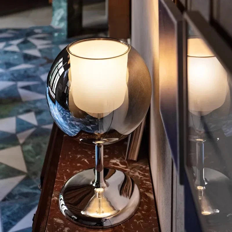 مصباح طاولة ذهبي زجاجي من DecorBites™: إضاءة مكتبية فاخرة مصممة لمساحات معيشة أنيقة