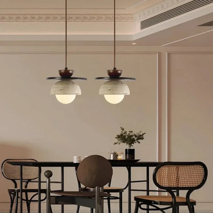 Lámpara colgante LED DecorBites™ con bola de cristal para sala de estar o comedor, con detalles en madera natural y piedra.