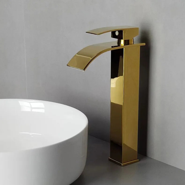 صنبور حمام DecorBites™ الذهبي: صنبور خلاط شلال حوض نحاسي باللون الذهبي الوردي