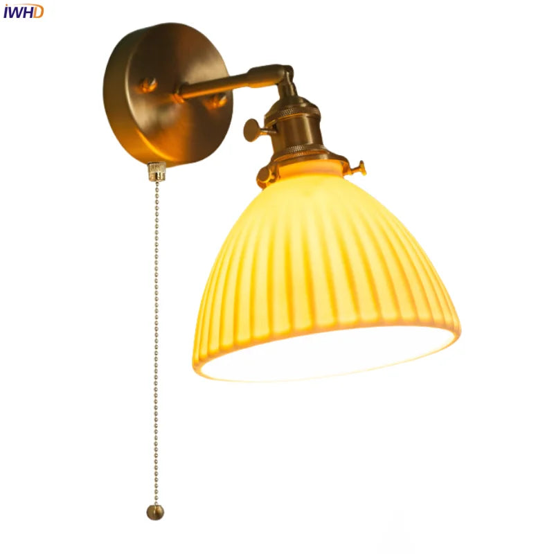 Lámpara de pared LED vintage japonesa Decorbites™ con brazo de cobre y cerámica blanca para decoración de dormitorio loft