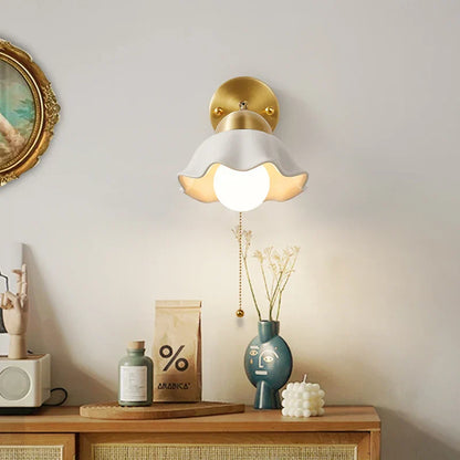 مصباح حائط LED نحاسي من DecorBites™ مزود بمفتاح سلسلة سحب ومصباح بجانب السرير بتصميم فني بسيط