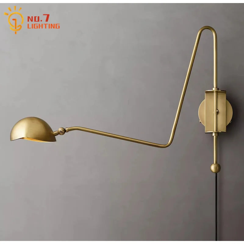 مصباح حائط DecorBites™‎ بذراع متأرجحة من النحاس الأسود/الذهبي اللامع للمساحات المعيشية العصرية