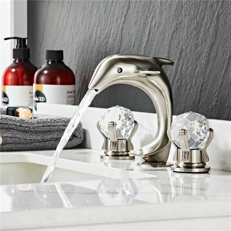 Grifo de Lavabo de Latón Níquel Delfín de la Marca Decorbites™ Gold Basin: Grifo de Lavabo de Baño, 3 Agujeros de Montaje Amplio