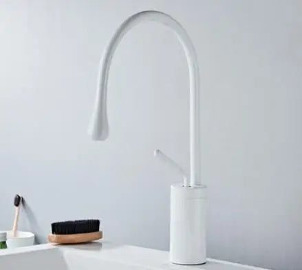 Grifo de lavabo DecorBites™ en oro cepillado/negro/blanco con monomando giratorio y manguera de desagüe.