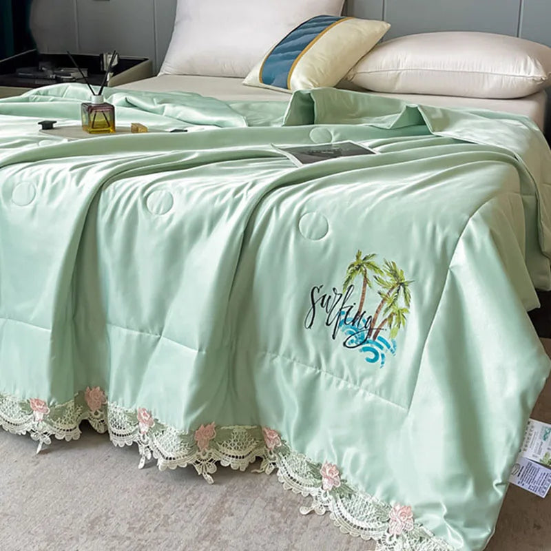 Flores Bordadas con Borde de Encaje Decorbites™ - Manta Fresca para Cama Lavable a Máquina, Edredón de Verano