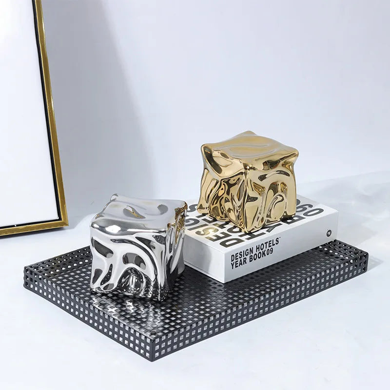 Figura decorativa Decorbites™ de cerámica dorada con patrón geométrico irregular plegado