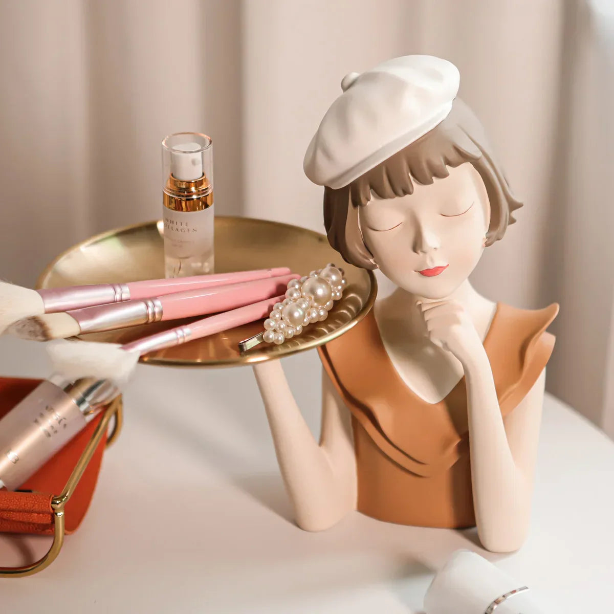 مجموعة مزهرية وصينية تمثال نصفي لفتاة البالون من DecorBites™ - منحوتات راتنجية عصرية لديكور غرفة المعيشة