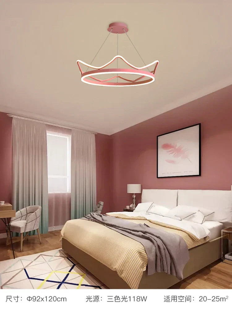 Lámpara de araña dorada DecorBites™ con diseño de corona para sala de estar o dormitorio infantil