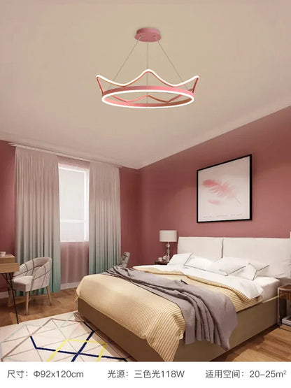 Lámpara de araña dorada DecorBites™ con diseño de corona para sala de estar o dormitorio infantil