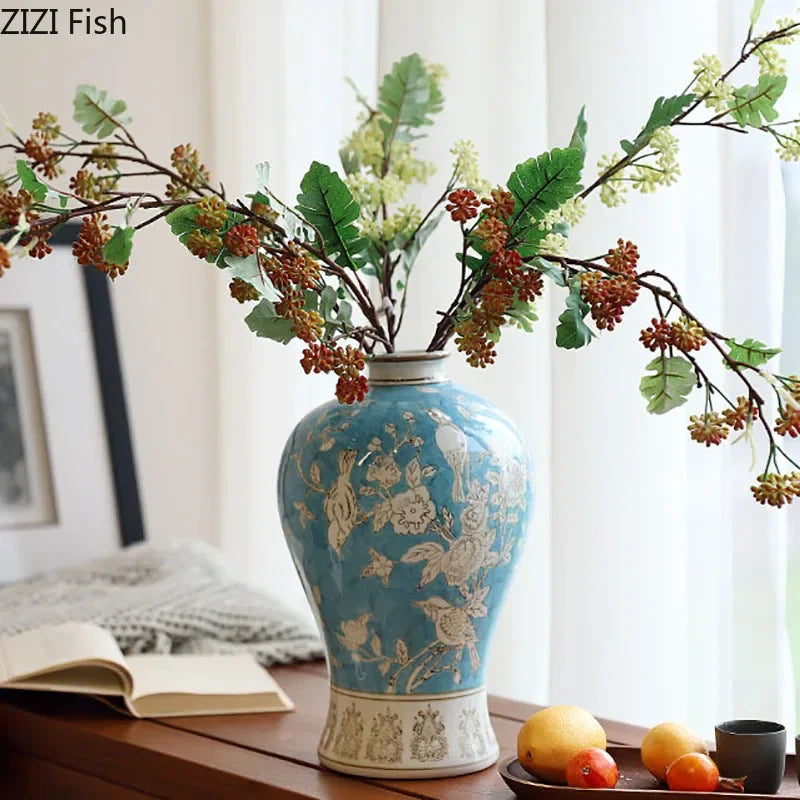 مزهرية خزفية زرقاء وبيضاء من DecorBites™ لتنسيق الزهور الكلاسيكي وإضفاء لمسة جمالية على الغرفة