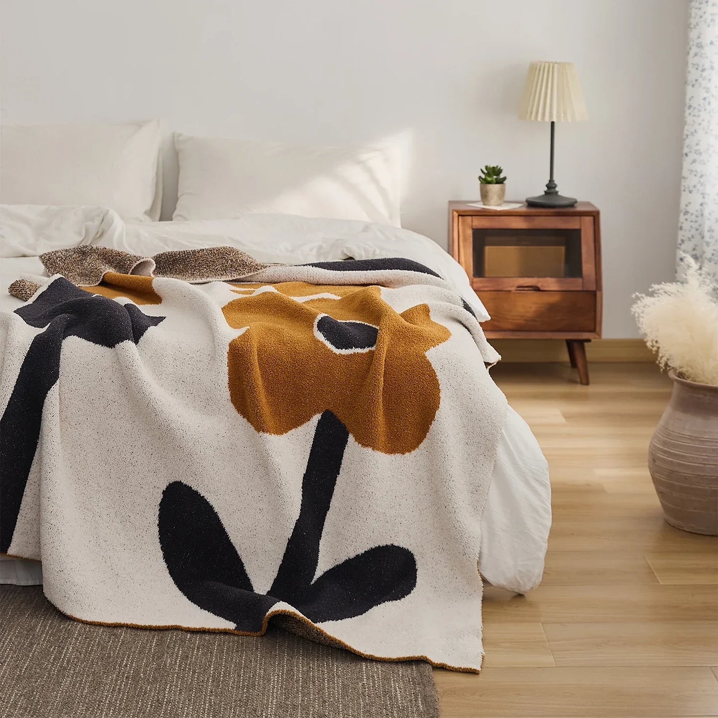 DecorBites™ Kawaii Bee Pattern Cozy Blanket - Super Soft White Spot Edge Design