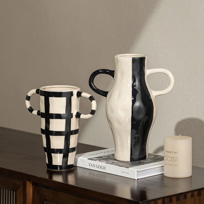 Jarrón de cerámica DecorBites™ con asa y diseño geométrico a cuadros para decoración del hogar.