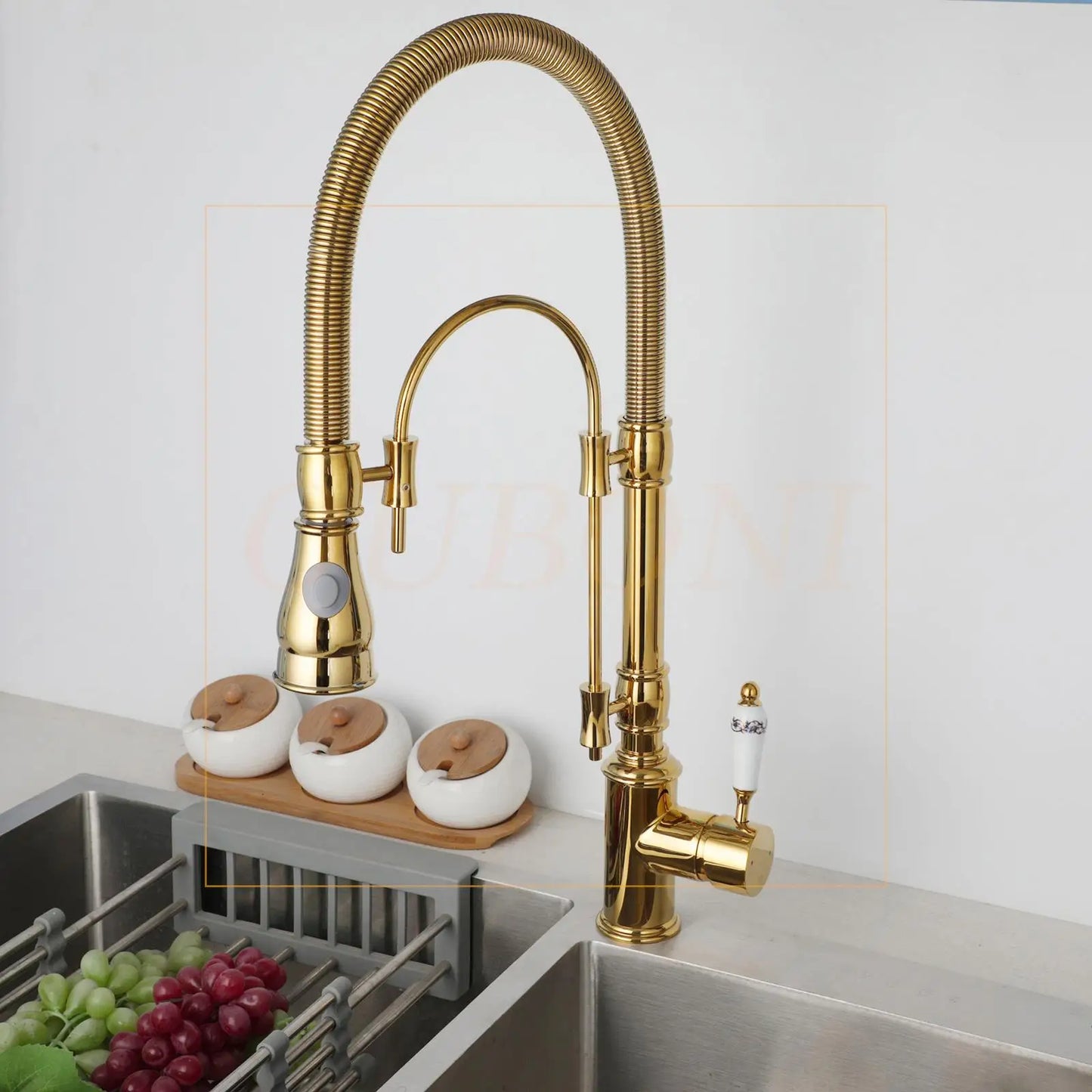 Grifo mezclador giratorio para lavabo de cocina DecorBites™ dorado con resorte extraíble