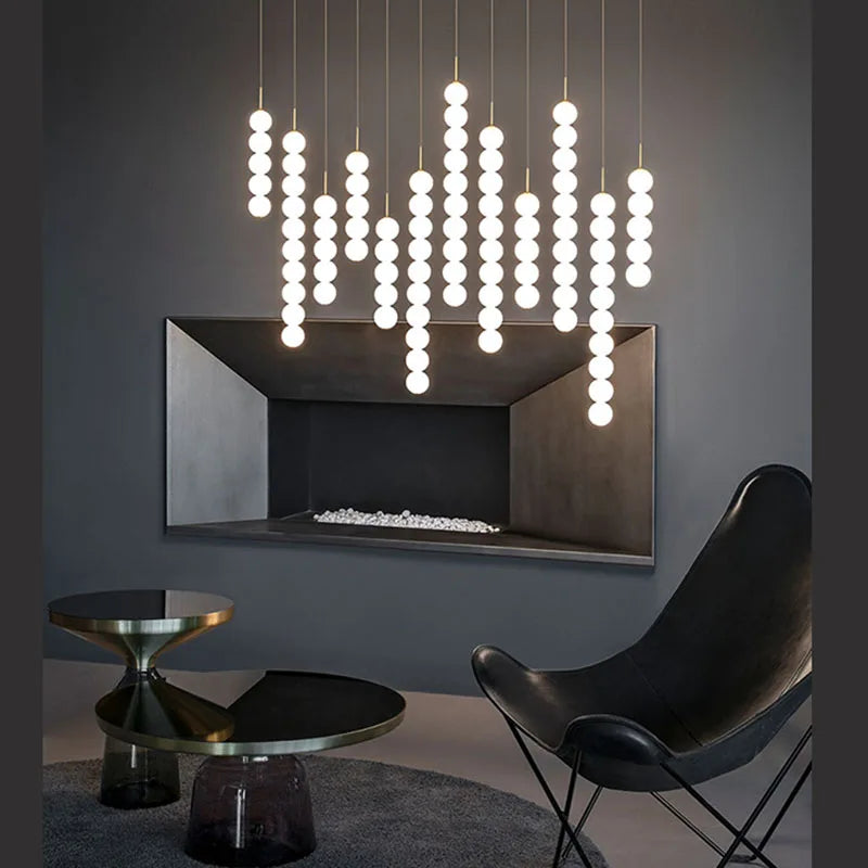 DecorBites™ مصباح LED زجاجي على شكل كرة الطاولة بتصميم آرت ديكو باللون الذهبي والكروم الأسود.