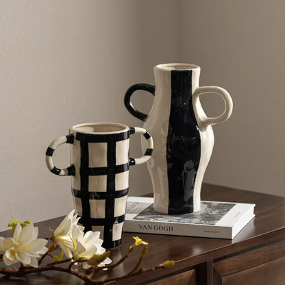Jarrón de cerámica DecorBites™ con asa y diseño geométrico a cuadros para decoración del hogar.