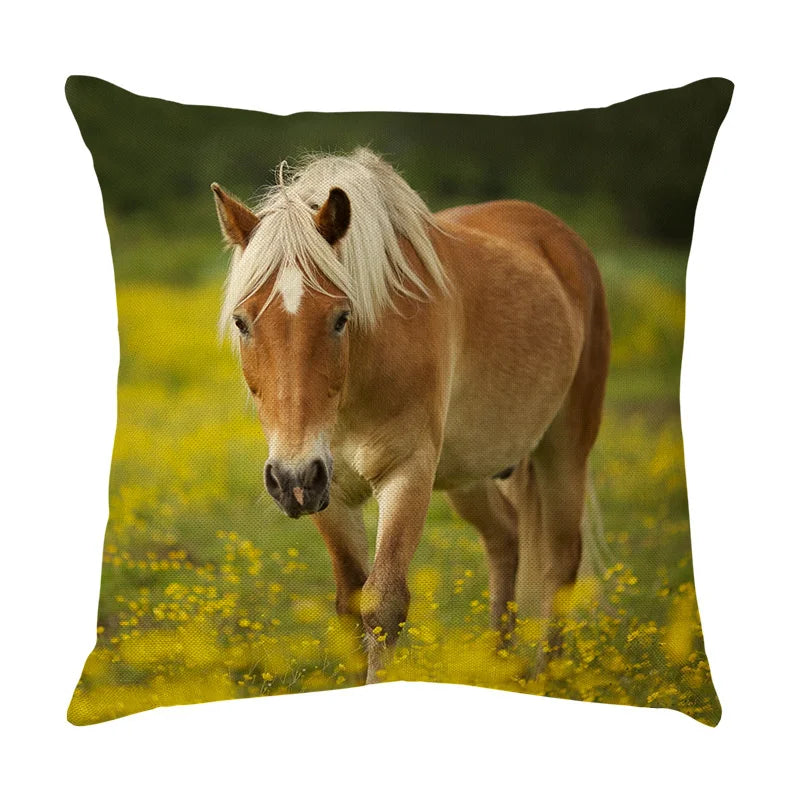 Funda de almohada DecorBites™ con estampado de caballo al galope: Funda de cojín de lino con estampado de caballo salvaje para decoración del hogar.