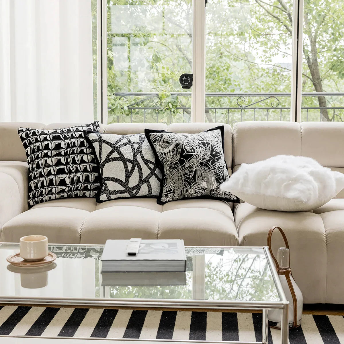 غطاء وسادة DecorBites™ مطرز بنمط هندسي من الجاكار باللونين الأبيض والأسود بتصميم عصري بسيط