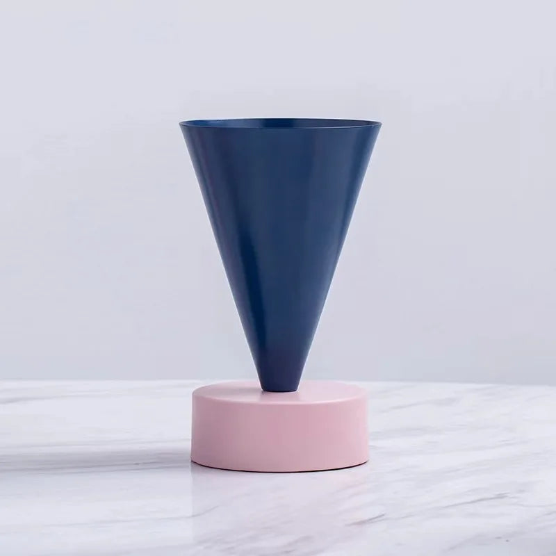 Jarrón triangular geométrico DecorBites™: Terrario y decoración para el hogar con arreglos florales en color metálico