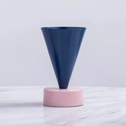 Jarrón triangular geométrico DecorBites™: Terrario y decoración para el hogar con arreglos florales en color metálico