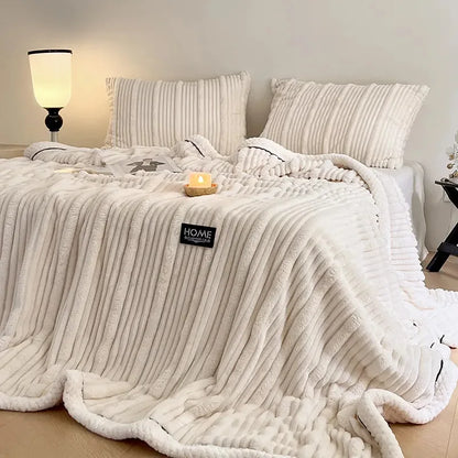 Manta de felpa suave de terciopelo color leche DecorBites™ con diseño de conejo sintético para otoño/invierno