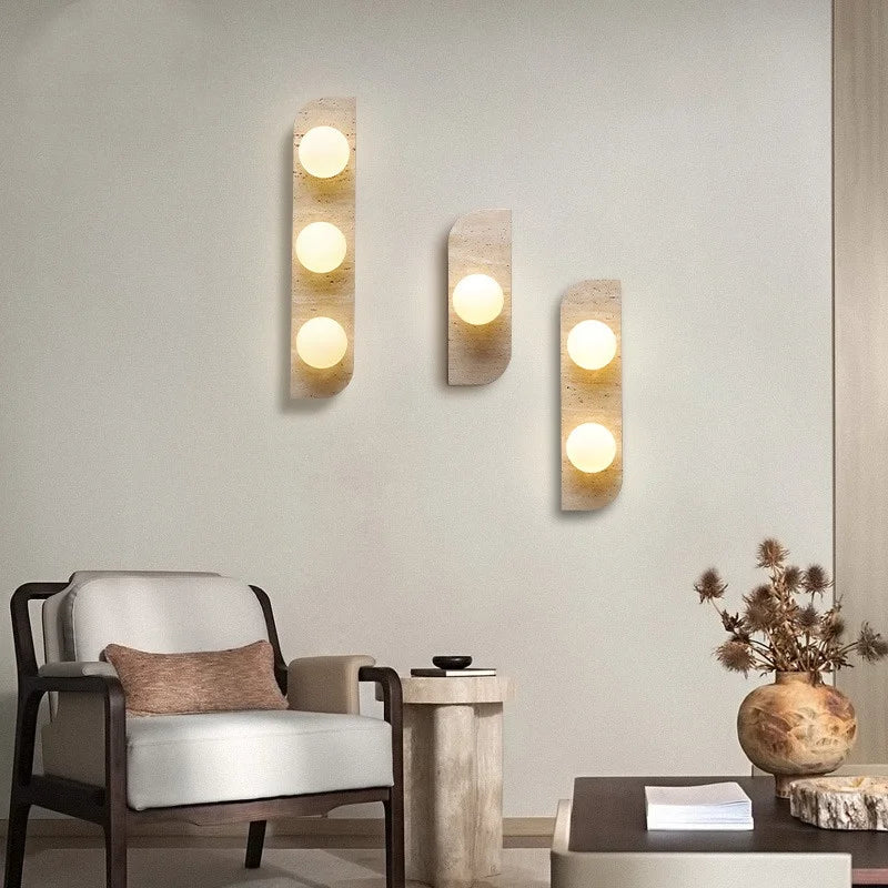 Lámpara de pared LED DecorBites™ con 2 bolas de cristal, blanca y amarilla, de piedra travertino. Luz interior.