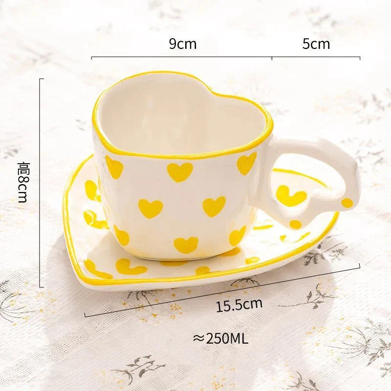 طقم فناجين قهوة وصحن DecorBites™ سعة 250 مل بمقبض على شكل قلب، قلوب وردية مرسومة يدويًا