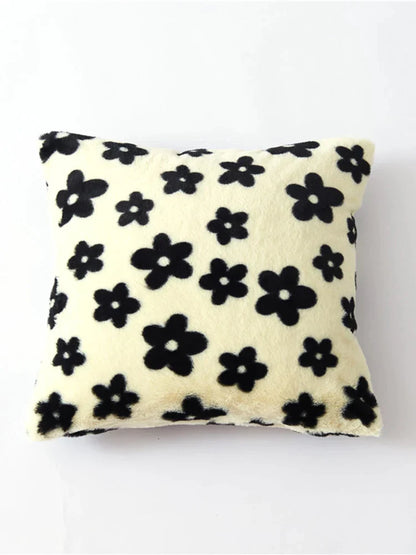 غطاء وسادة من القطيفة بنقشة زهور البقر باللونين الأبيض والأسود من DecorBites™ مقاس 50×50 - طباعة على الوجهين