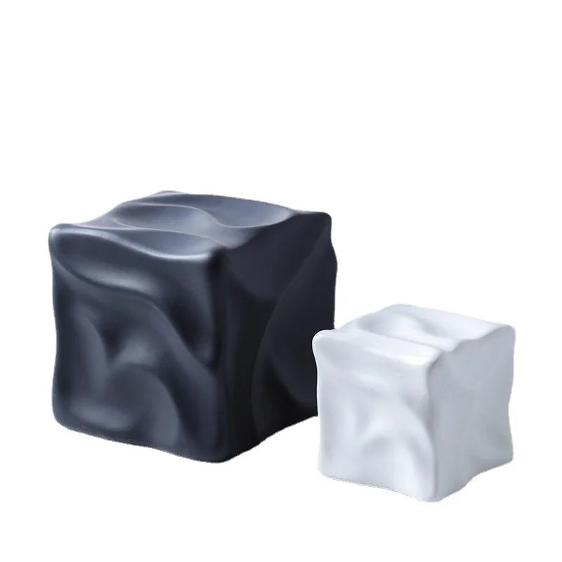 Figura decorativa Decorbites™ de cerámica dorada con patrón geométrico irregular plegado