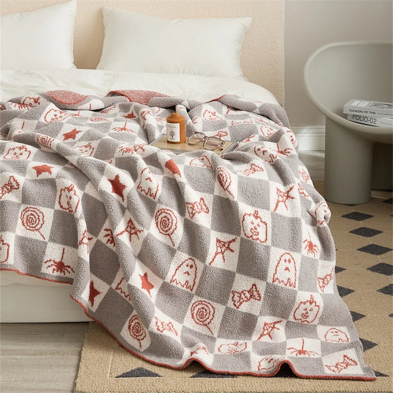 DecorBites™ Kawaii Bee Pattern Cozy Blanket - Super Soft White Spot Edge Design