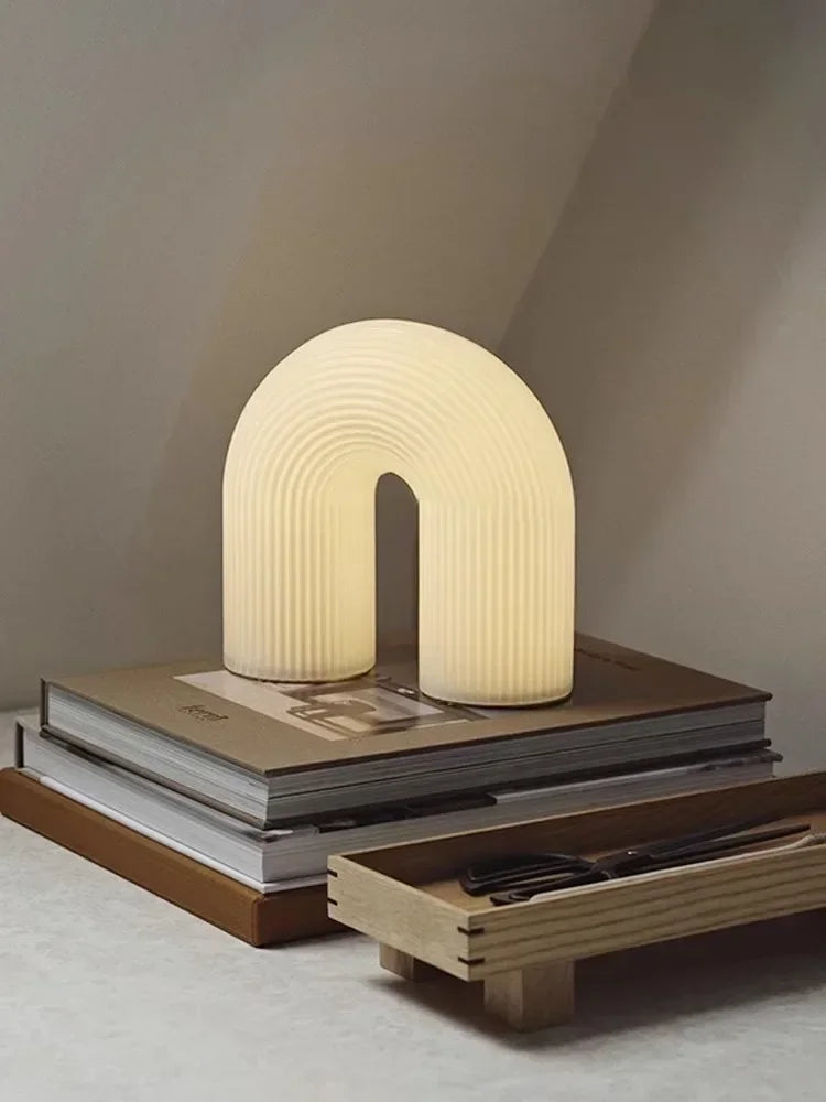 ثريات أكريليك بيضاء من ديكوربايتس™ بتصميم آرت ديكو: مصابيح أنيقة لغرفة المعيشة الداخلية