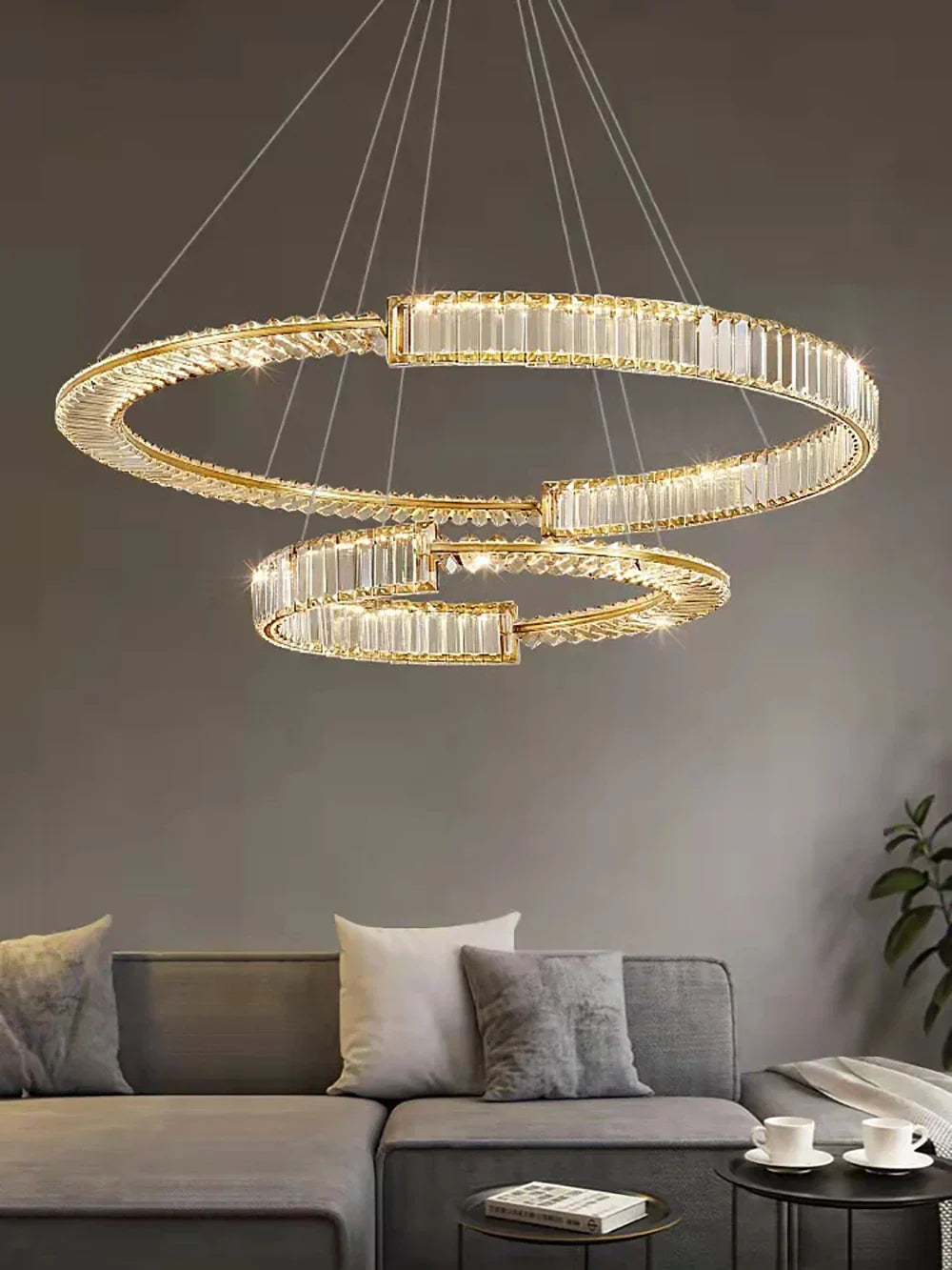 Lámpara de araña LED DecorBites™ con anillo de cristal dorado para una decoración minimalista y lujosa del hogar.
