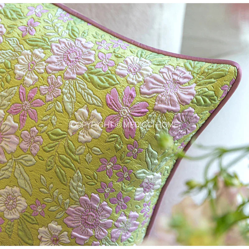 غطاء وسادة كونتيسا كاميليا من ديكوربايتس™: غطاء وسادة فرنسي كلاسيكي ثلاثي الأبعاد من قماش الجاكار الزهري