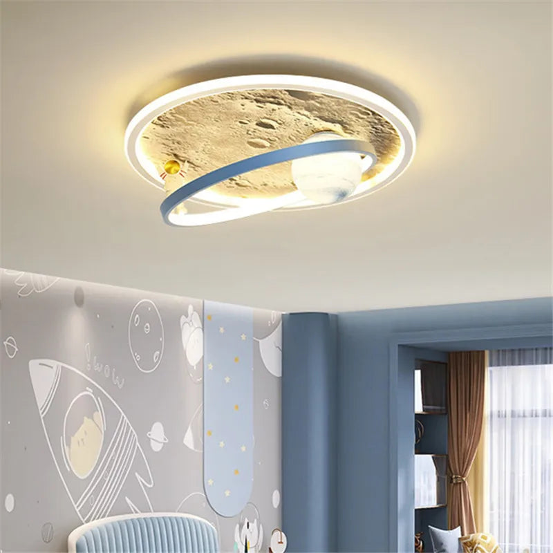 ديكوربايتس™ مصباح سقف LED للأطفال على شكل رائد فضاء قمري للعناية بالعين باللون الأزرق والوردي بتصميم كرتوني