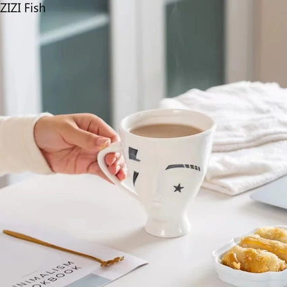 كوب قهوة سيراميكي بتصميم وجه تجريدي من DecorBites™، طاولة طعام، كوب شاي، وعاء عصير