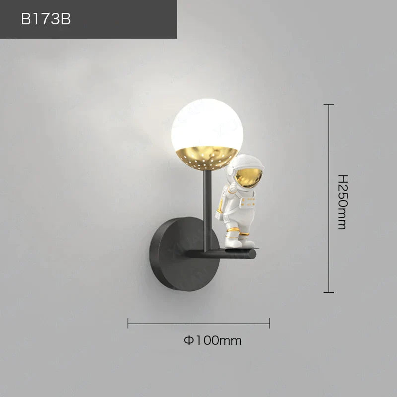 ديكوربايتس™ مصباح حائط للأطفال على شكل رائد فضاء: وحدة إضاءة عصرية لغرفة النوم بتصميم فضائي