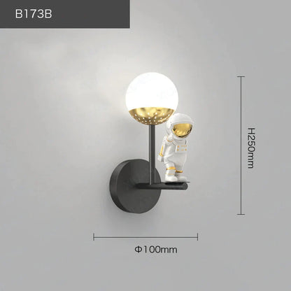 ديكوربايتس™ مصباح حائط للأطفال على شكل رائد فضاء: وحدة إضاءة عصرية لغرفة النوم بتصميم فضائي