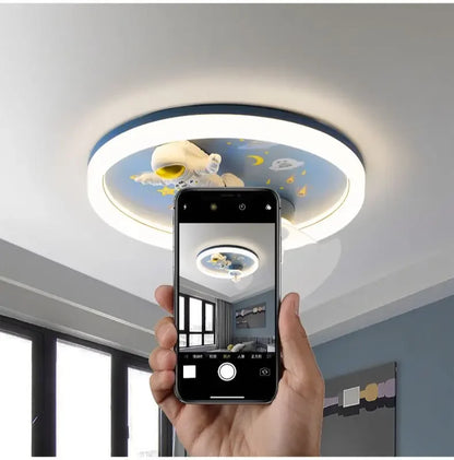 Lámpara de techo infantil DecorBites™ con diseño de astronauta - Accesorio moderno y minimalista para habitaciones de niños y niñas