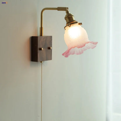 Aplique de pared DecorBites™ de cristal rosa con luz LED, interruptor de cadena, lámpara de noche de madera de nogal