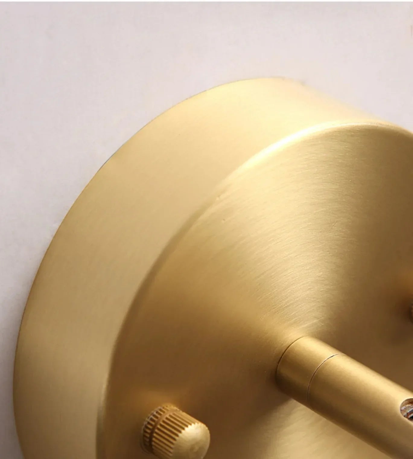 Aplique de pared DecorBites™ con base de madera y luz LED, diseño moderno para sala de estar y baño.