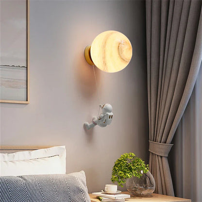 Lámpara de pared DecorBites™ Astronauta Luna: Luz de fondo moderna y minimalista para dormitorio infantil