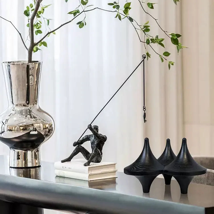 Adorno decorativo de resina DecorBites™: Giroscopio geométrico, triángulo y cono.