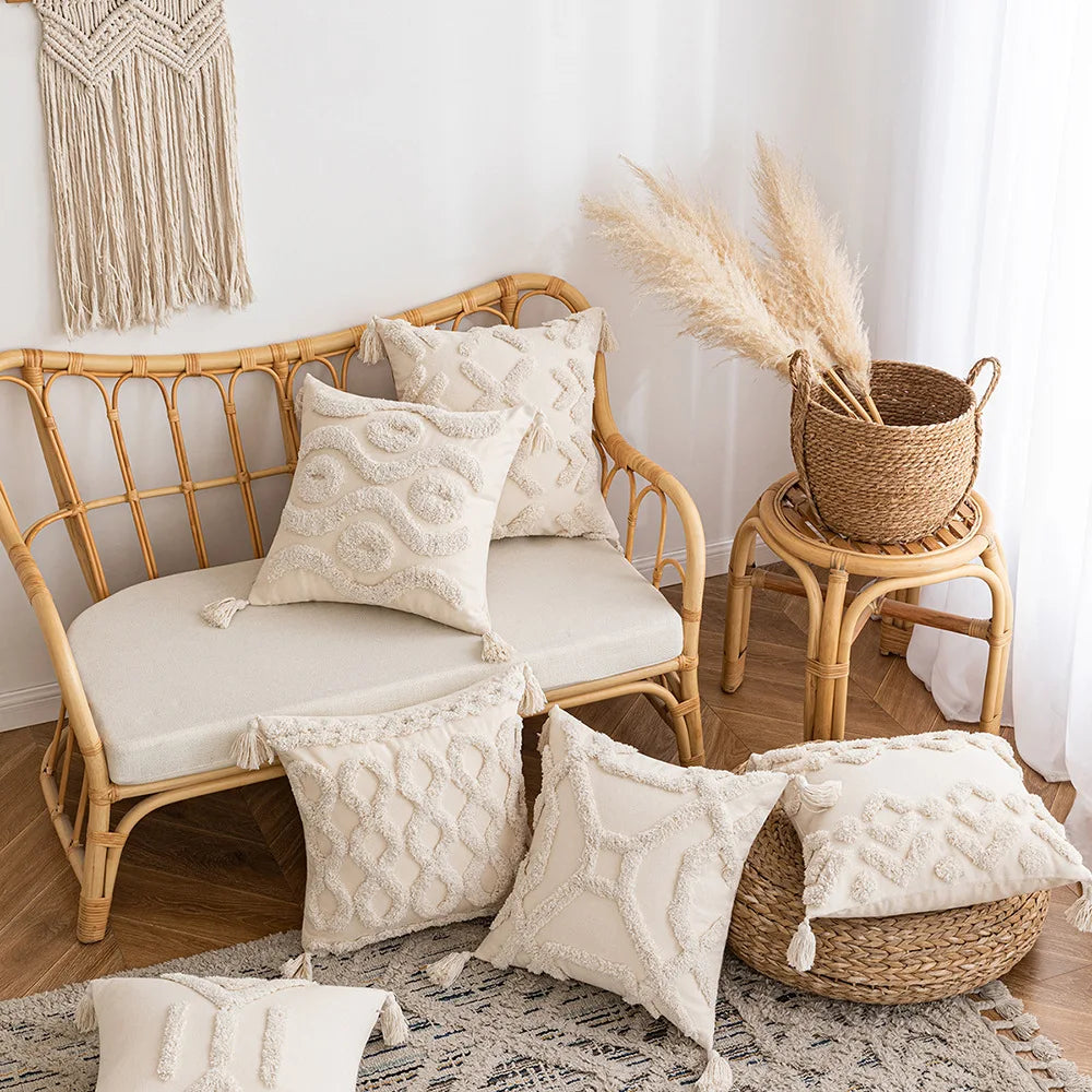 Funda de cojín DecorBites™ con diseño geométrico capitoné, color beige, estilo patchwork, estilo wabi-sabi.