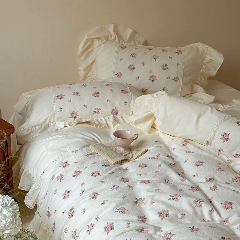 Decobites Vintage Floral Print Ruffled Bedding Set: Duvet Cover, Sheet, Pillowcases