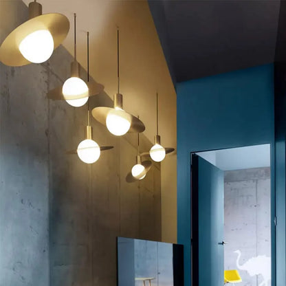 Lámpara colgante LED de bola de cristal DecorBites™: Diseño moderno de luna para una decoración elegante del hogar