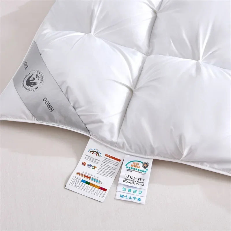 Decobites Luxury White Goose Down Quilt for Queen King Bed Warm Cozy Lightweight Comforter