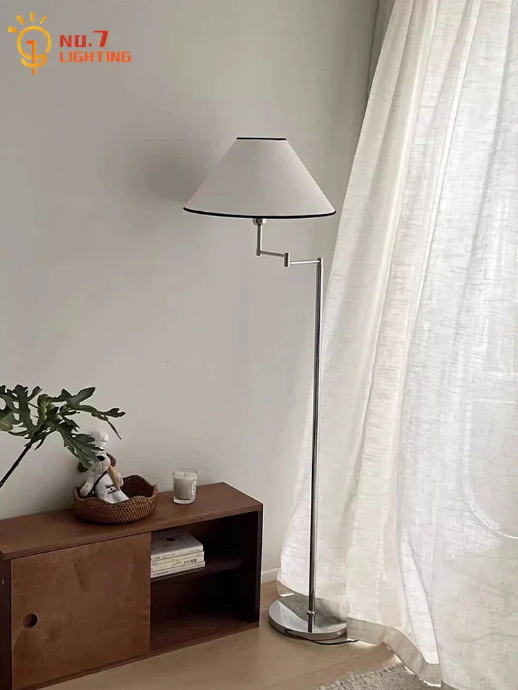 Lámpara de pie LED DecorBites™ color crema con brazo oscilante para espacios de vida modernos