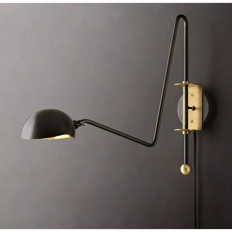 مصباح حائط DecorBites™‎ بذراع متأرجحة من النحاس الأسود/الذهبي اللامع للمساحات المعيشية العصرية