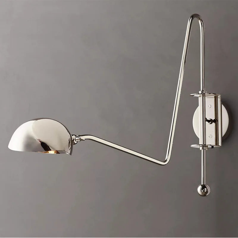 مصباح حائط DecorBites™‎ بذراع متأرجحة من النحاس الأسود/الذهبي اللامع للمساحات المعيشية العصرية