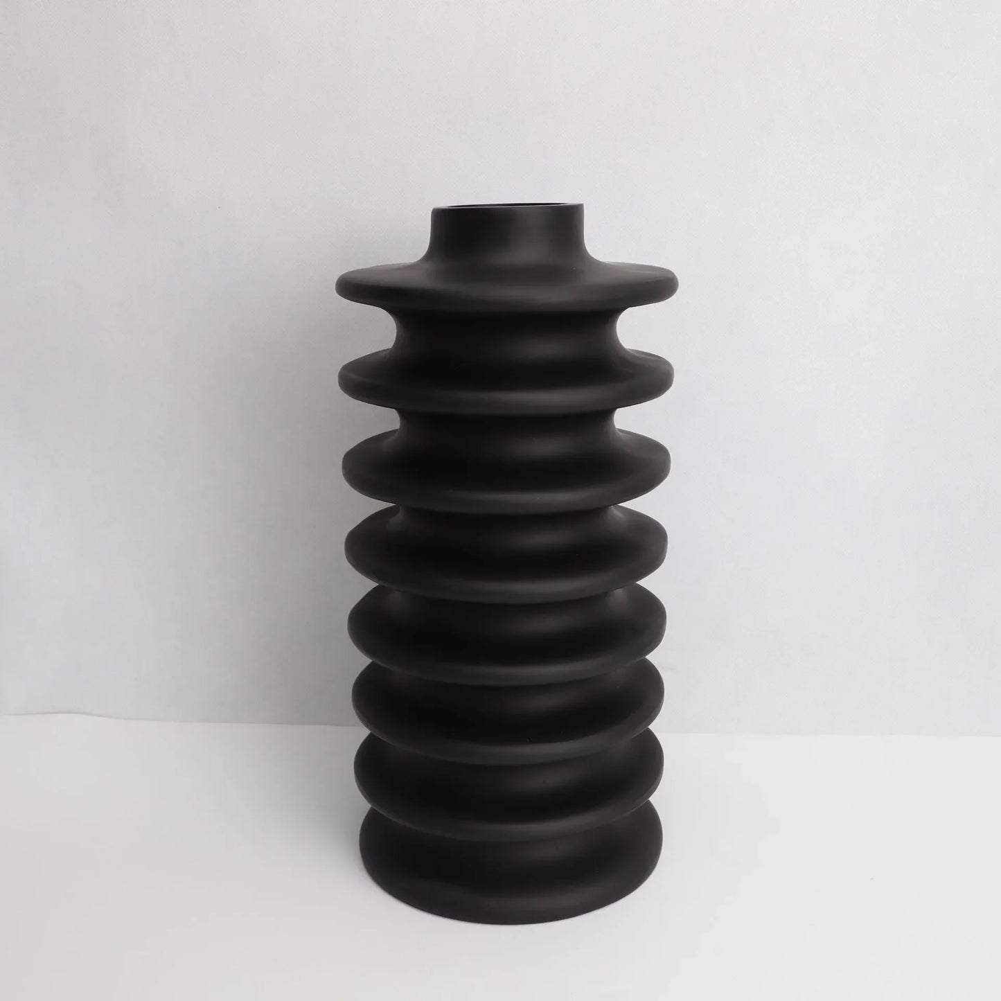 Jarrón DecorBites™ de resina negra con espiral circular geométrica - Maceta decorativa para el hogar